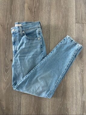 Levi's High Waisted Mom Jean, Light Wash High-Rise Women's Jeans, size W28, L29